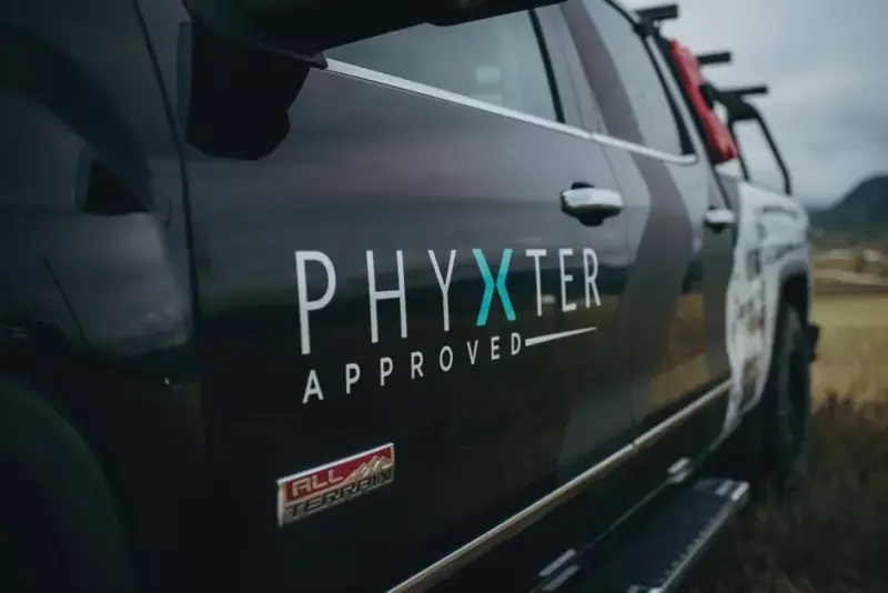 Logotipo aprobado por Phyxter en el camión de servicio