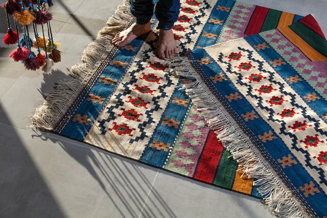 Want to Decorate Your House With Rugs? Here Are Some Useful Tips | Phyxter Home Services