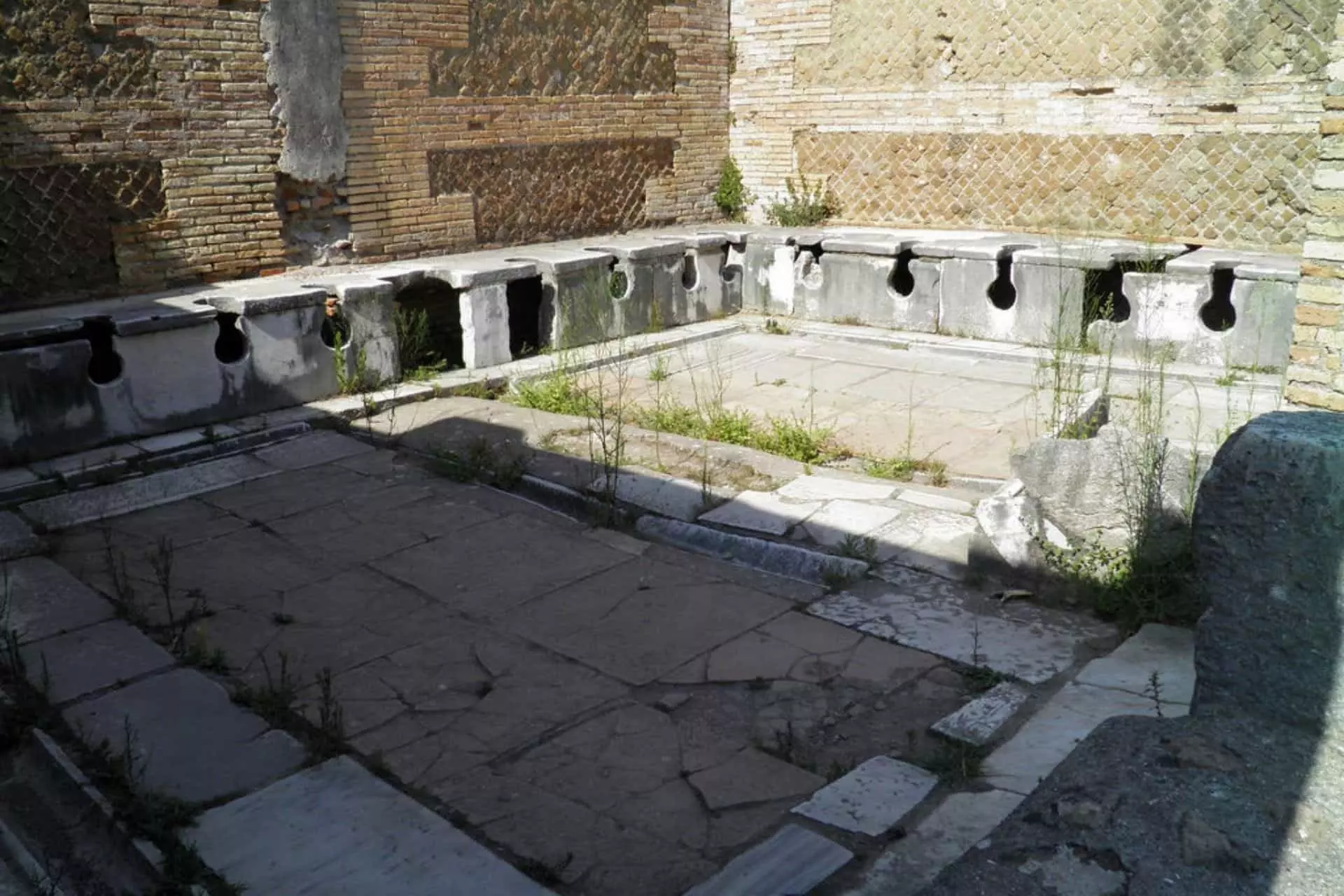 Early latrines in the Roman Empire